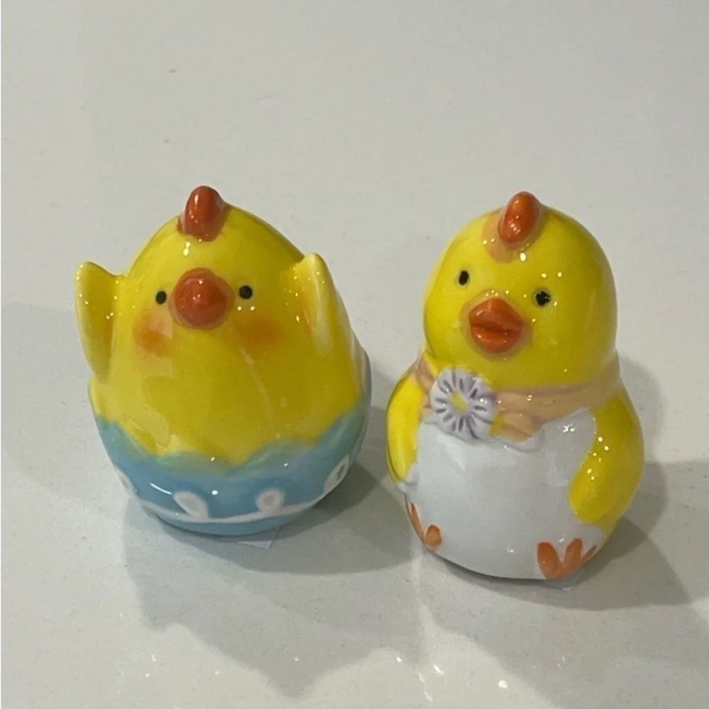 Salt & pepper shakers 🐥